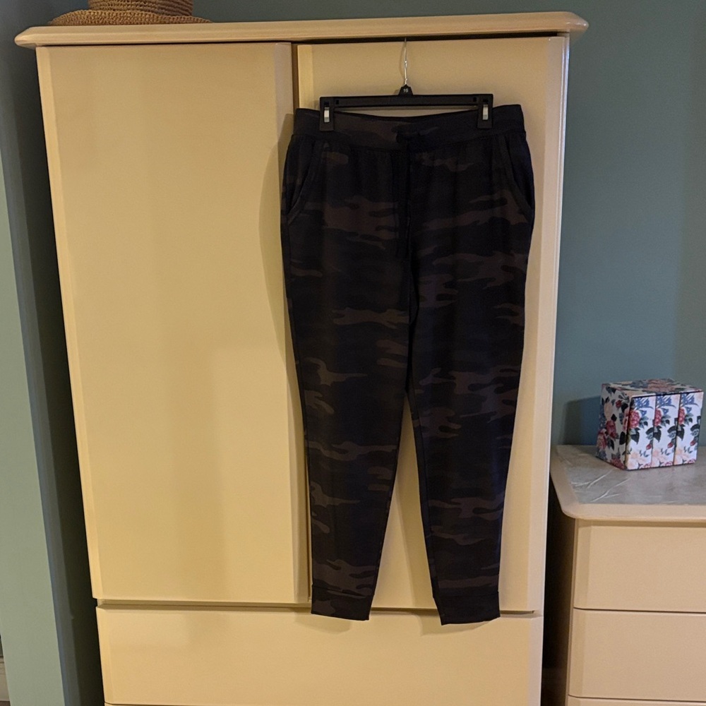 Style & Co.Women’s camouflage print joggers